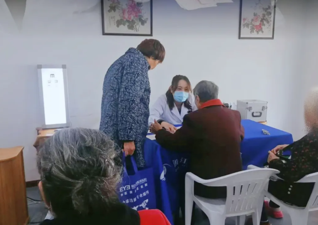 光明暖夕陽 義診護安康 —— 鎮(zhèn)江康復(fù)眼科醫(yī)院走進中鼎江濱新村居家養(yǎng)老服務(wù)中心