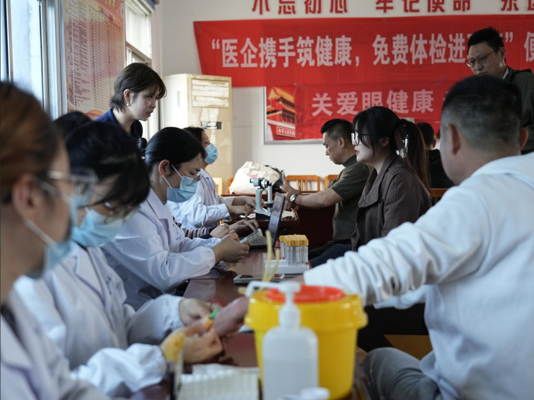 醫(yī)心向黨筑健康，眼護職工暖民心：康復(fù)眼科醫(yī)院聯(lián)合多單位開展 “免費體檢進職場” 公益行動